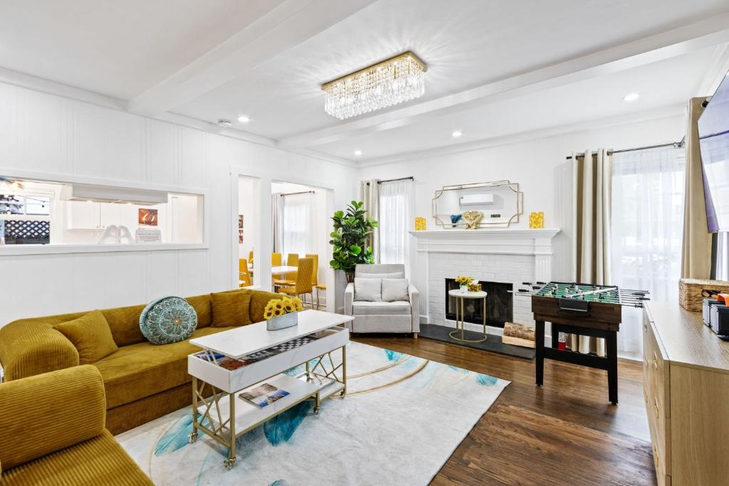 a living room with a couch and a table at Beautiful renovated house in Downtown Napa 4BD 2BA in Napa
