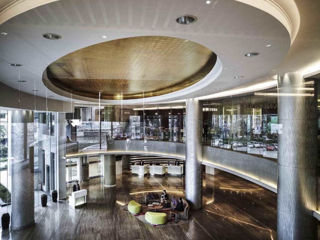 una hall di un edificio con un grande soffitto di Pullman Hanoi a Hanoi