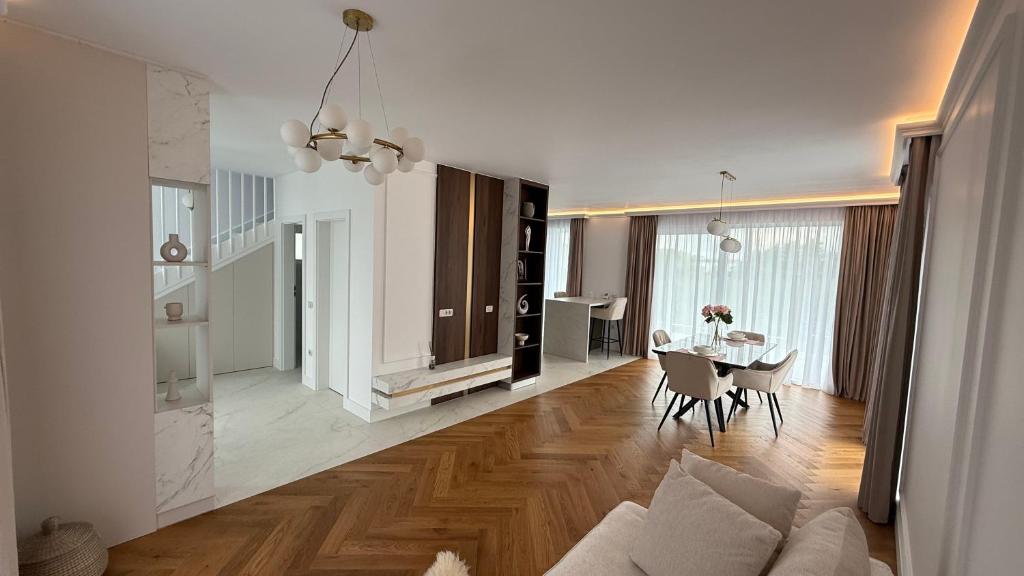 un soggiorno con un tavolo e una sala da pranzo di Stylish house a Suceava