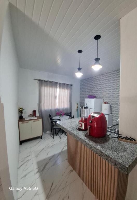 a kitchen with a counter with a red appliance on it at Apt estiloso in Sinop