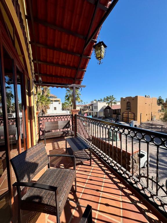 a balcony with two benches and a railing at Suite Atún - Justo Centro y a Pasos de la Playa in Loreto