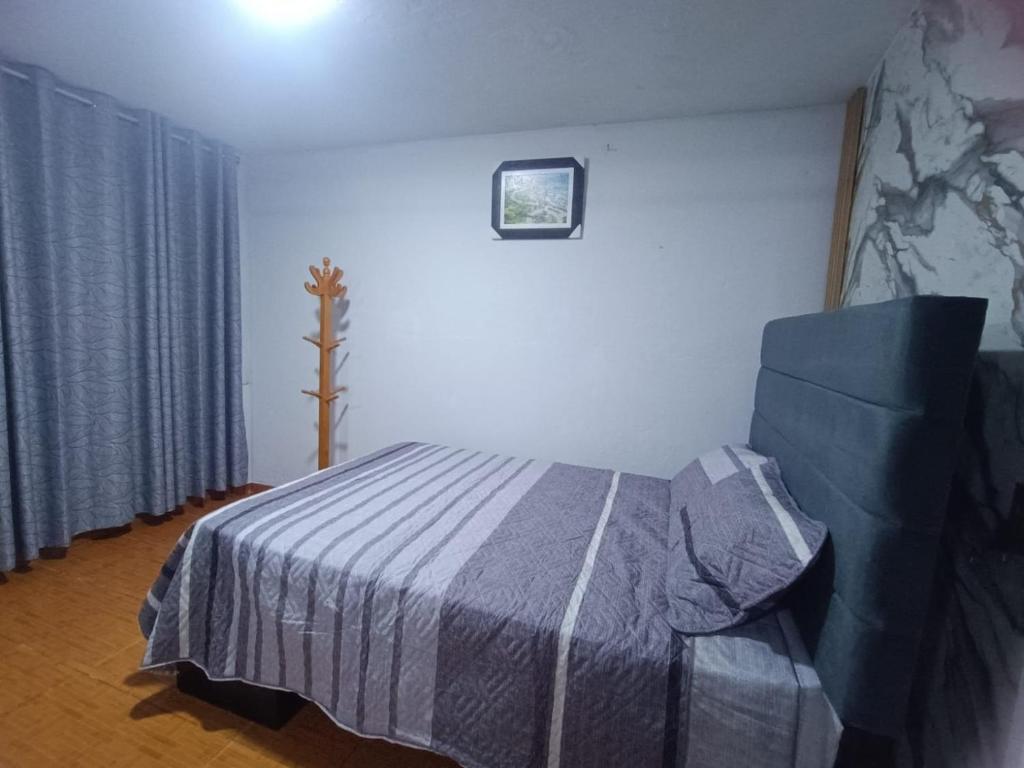 een slaapkamer met een bed in een kamer met een raam bij Hospedaje - A y C Taxi Free - Airport - Apartment - ROOM ON THE 1ST FLOOR includes breakfast in Lima