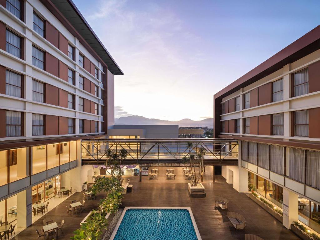 an overhead view of a hotel courtyard with a pool at Mercure Padang in Padang