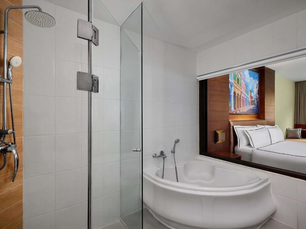 
Deluxe King Room with Pool Access
