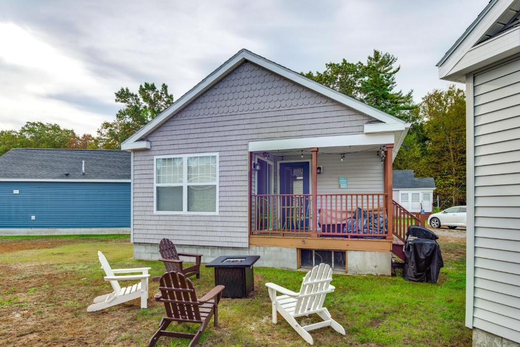 ein Haus mit Schaukelstühlen und einer Veranda in der Unterkunft 2 Mi to Moody Beach, Amenity Access Wells Getaway in Wells