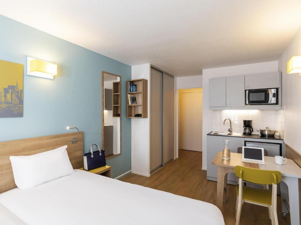 Kuchyň nebo kuchyňský kout v ubytování Aparthotel Adagio Access La Défense - Place Charras
