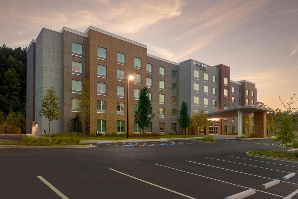 a building with a parking lot in front of it at Fairfield by Marriott Inn & Suites Alpharetta Avalon Area in Alpharetta