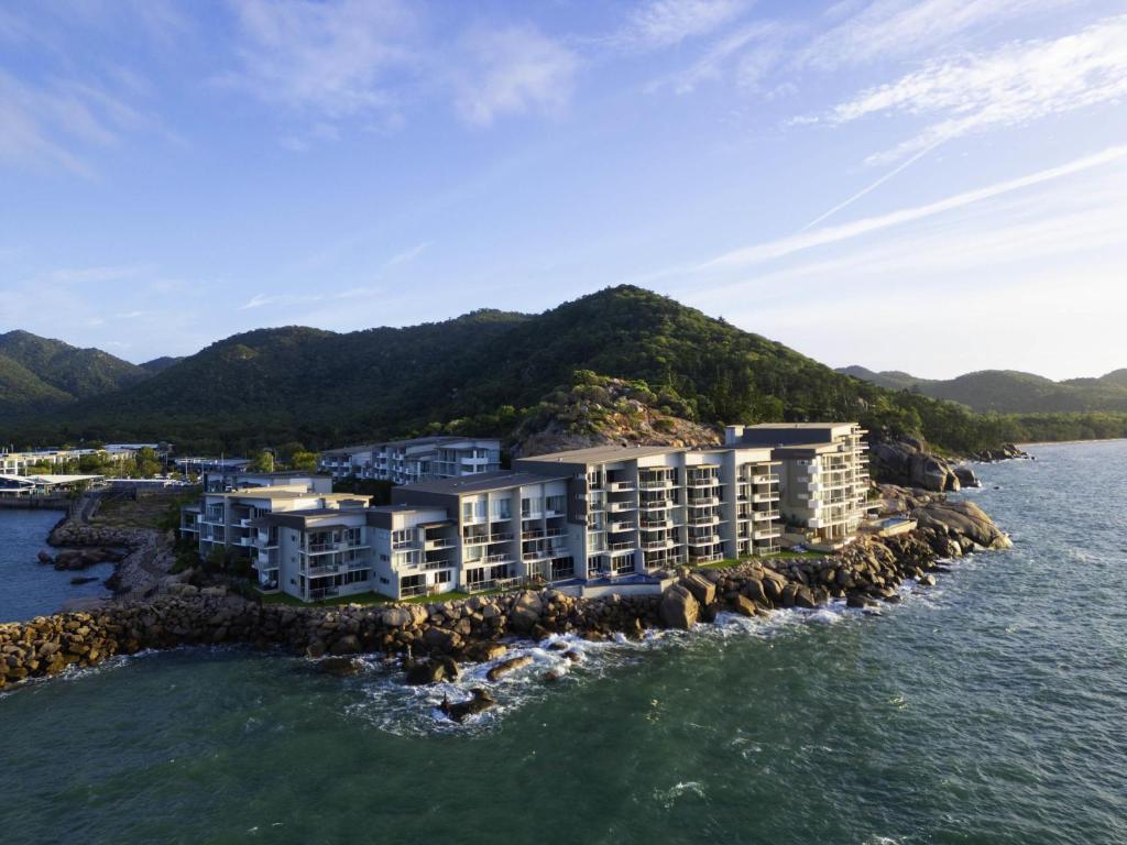 Nelly BayにあるGrand Mercure Apartments Magnetic Islandの水上の島のリゾートの空中ビュー