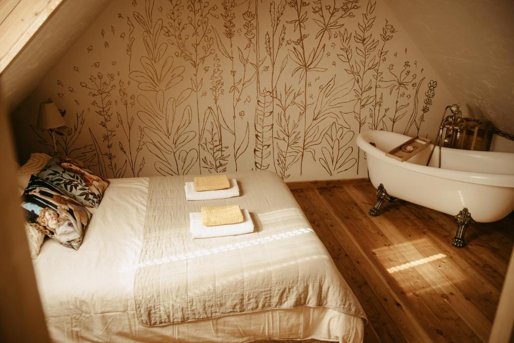 une chambre avec une baignoire, un lit et un lavabo dans l'établissement Szumidomki strefa z jacuzzi sauna widok na potok las, à Zawoja