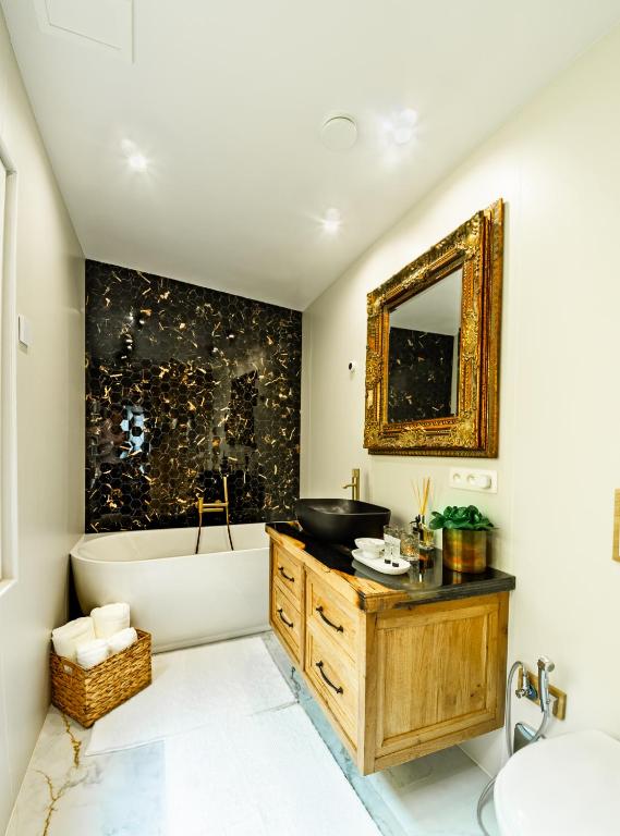 Lovelace Suites by Threads of Time Hotel Bruges - Resim 3