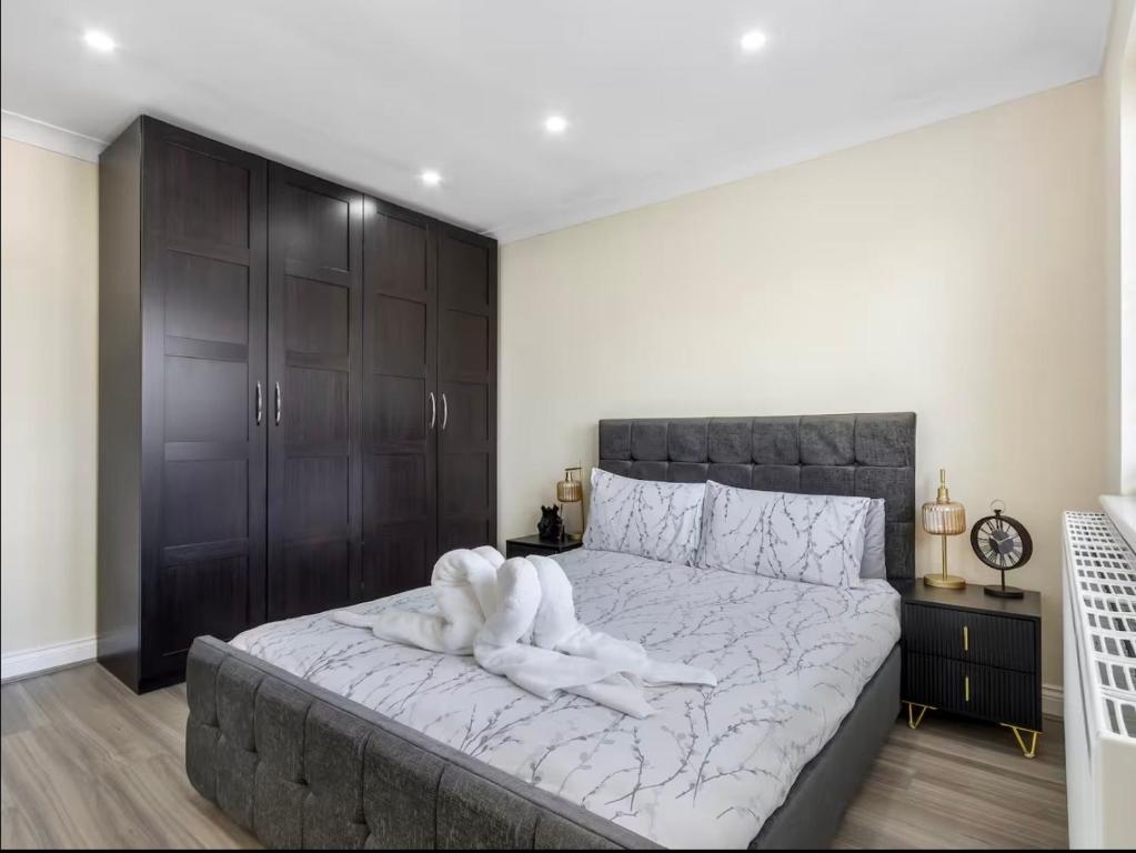 Ένα ή περισσότερα κρεβάτια σε δωμάτιο στο Room in Stylish City Apartment
