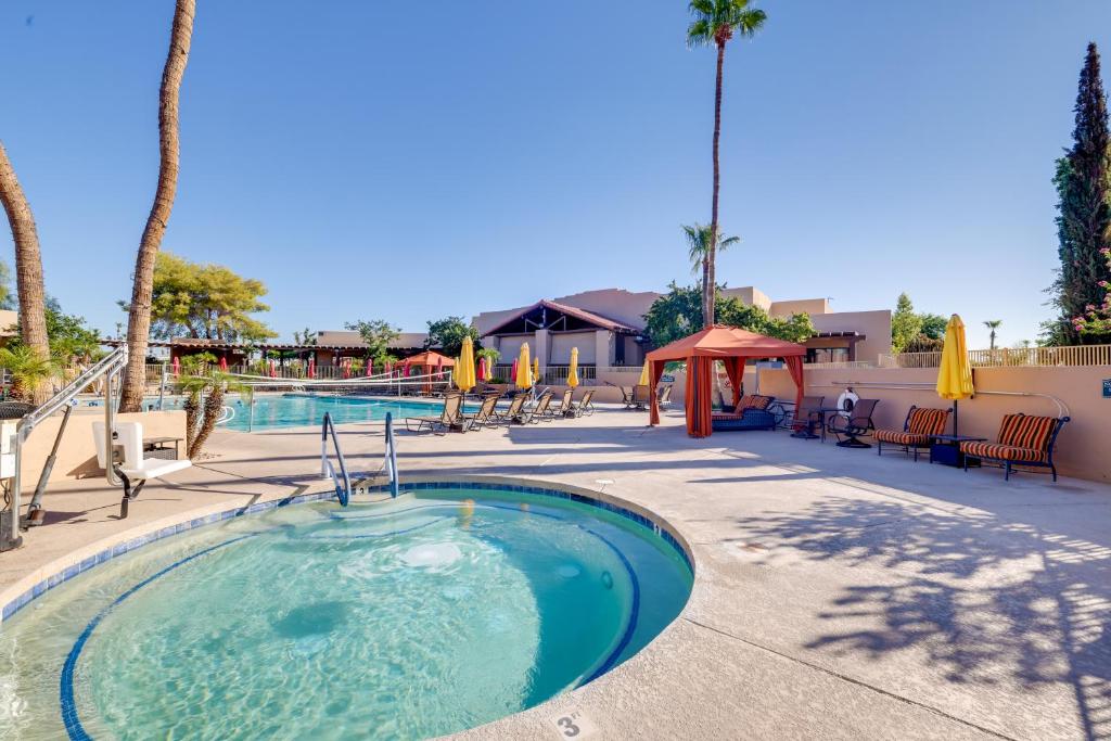 Πισίνα στο ή κοντά στο 5 Mi to Surprise Stadium! Arizona Winter Getaway