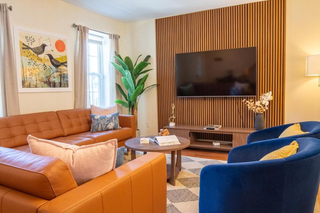 TV a/nebo společenská místnost v ubytování Downtown Albany, Hot Tub, Game Room, eV Charger