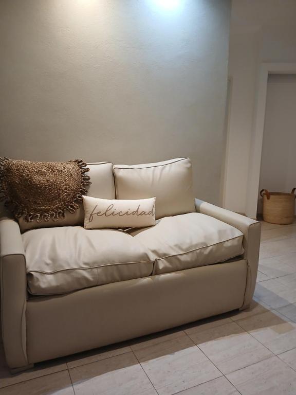 Un sofá blanco en una sala de estar. en DepartamentoLencinas, en San Fernando del Valle de Catamarca