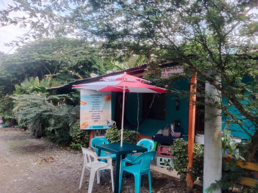 カプルガナにあるHostal el Profeの家の前の傘下のテーブルと椅子
