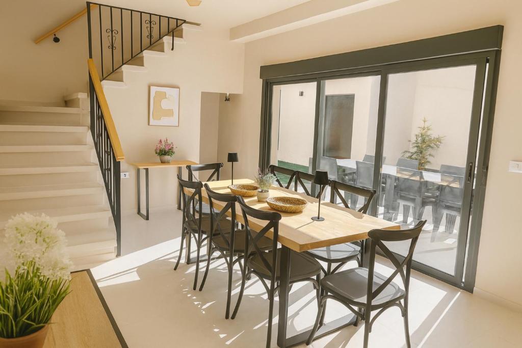 ein Esszimmer mit Tisch und Stühlen in der Unterkunft Casa Terrones in La Zubia