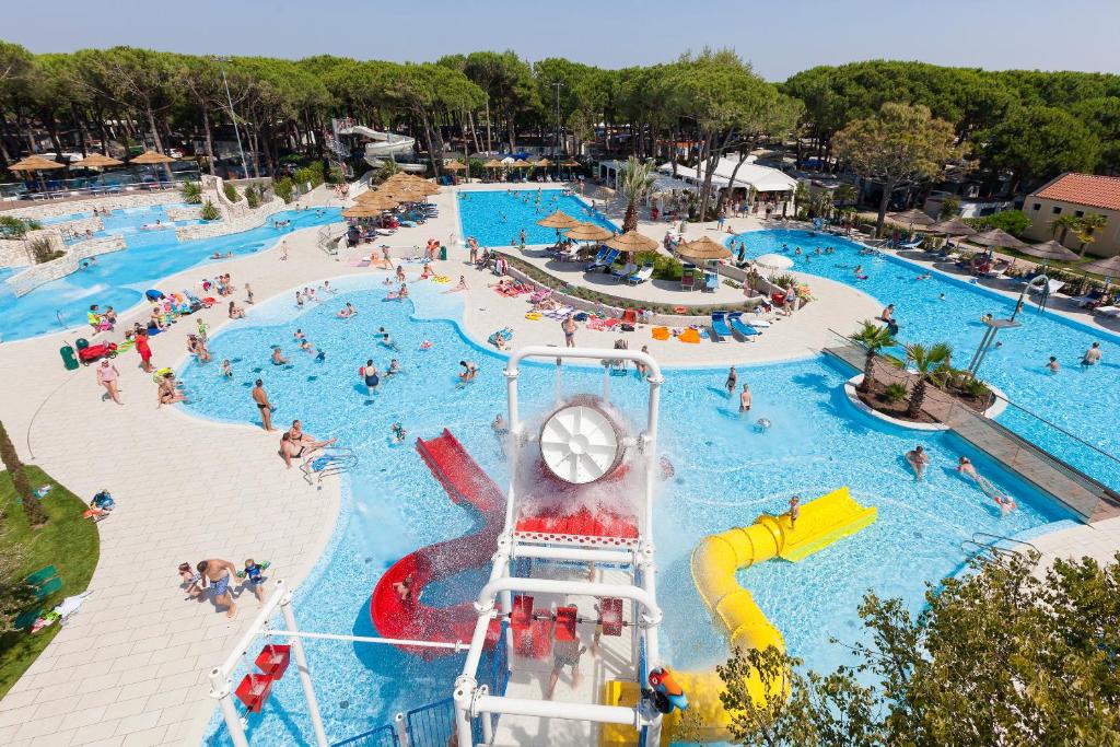 um grande parque aquático com pessoas em piscinas em Ca' Pasquali Village em Cavallino-Treporti