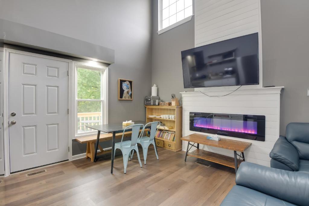 Μια τηλεόραση ή/και κέντρο ψυχαγωγίας στο Work From Home Stylish Apartment in Cheverly!