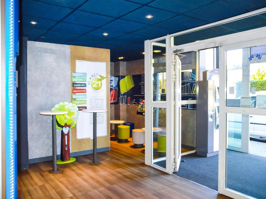 una habitación con una mesa y un jarrón de flores en Ibis Budget Hyères, en Hyères