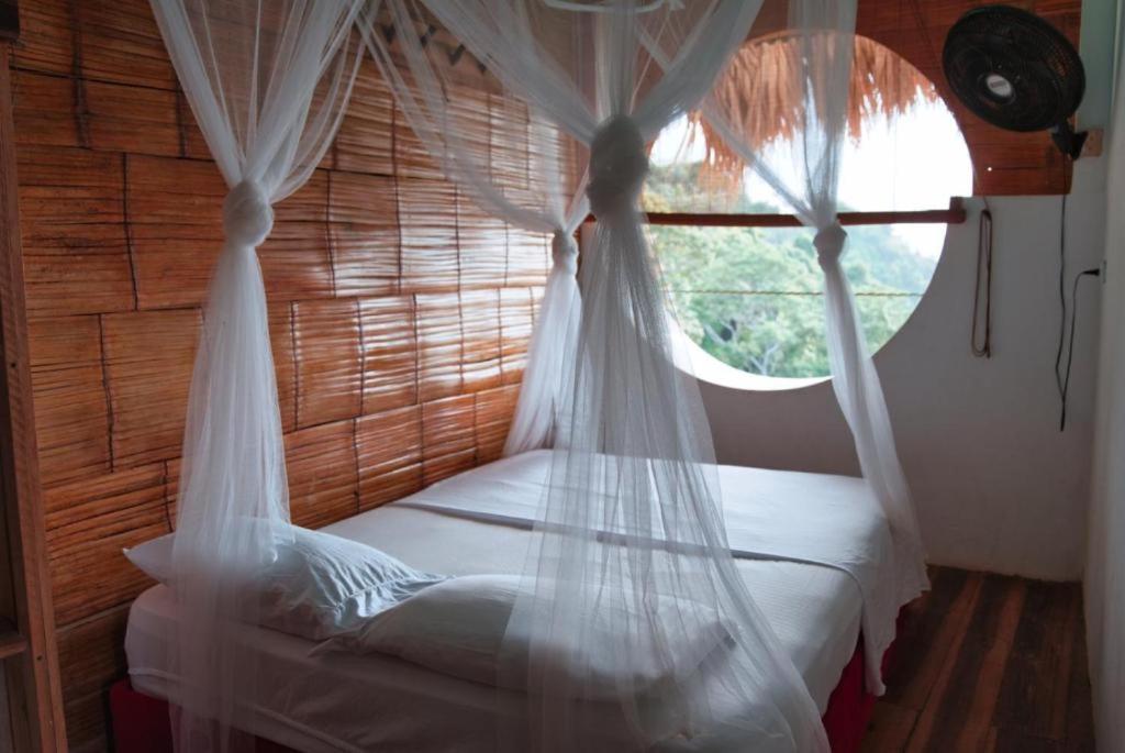 Una cama o camas en una habitación de Puerto Alto Hostel