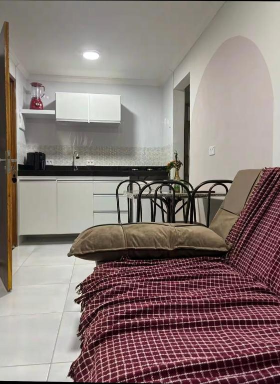 a living room with a couch and a kitchen at Apartamento Paraíso Refúgio - Manoah Beach Flats in Maragogi