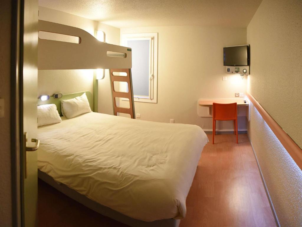 Hotel ibis Budget Laval - Triple Room With One Double Bed And One Bunk Bed