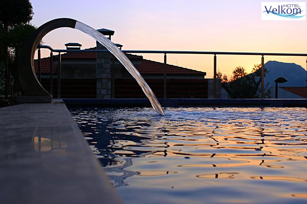 Bazén v ubytování Hotel Velkom nebo v jeho okolí