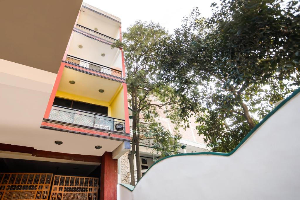 vista de um edifício do exterior em SPOT ON Hotel Harry's 1 Near Select Citywalk Mall em Nova Deli