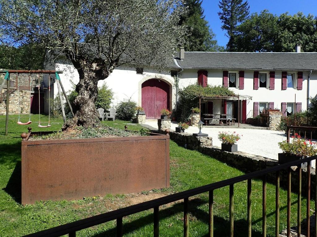 Fontiers-CabardèsにあるBeautiful 17th century character residenceの木とブランコのある家