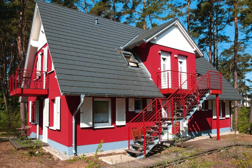 トラッセンハイデにあるAppartementhaus in Trassenheideの黒屋根の赤白家屋