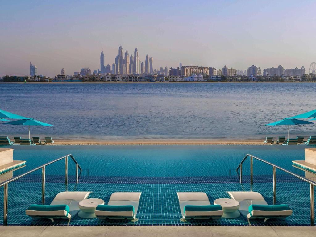 Bazén v ubytování The Retreat Palm Dubai MGallery by Sofitel nebo v jeho okolí
