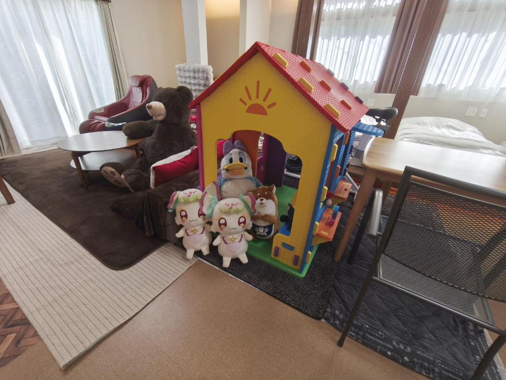 Una casa de juguete con un grupo de animales de peluche dentro. en BBQ 夏季プール マッサージチェア 舞子スノーリゾート 加賀屋旅館 南魚沼 Kagaya Ryokan 加贺屋旅馆, en Minami Uonuma