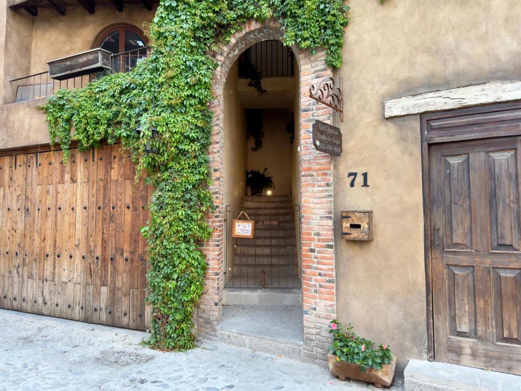 an ivy covered doorway to a building with a wooden door at Enzo in Santeagueda