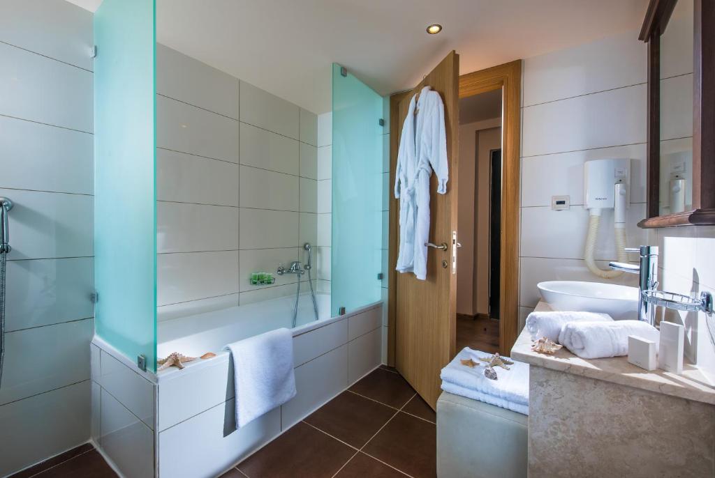 Koupelna v ubytování Koutrakis Suites by Estia