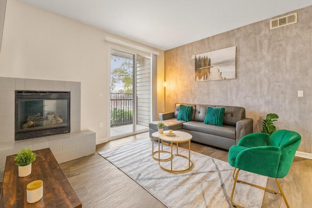 Χώρος καθιστικού στο Luxury King Suite by the Lake - Entire Place