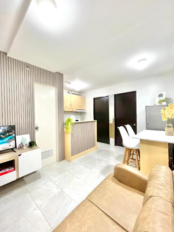 Кухня или мини-кухня в 2 Bedroom Condo Fully-Furnished good for 5-6pax by Gerra at Urban Deca Homes Banilad
