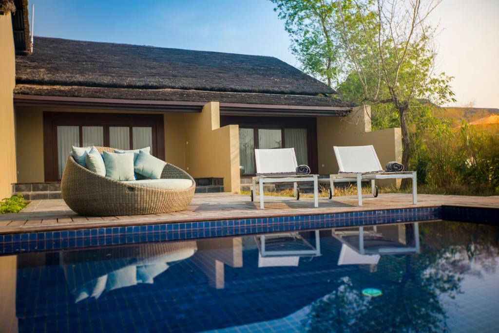 Bazén v ubytování Meghauli Serai Chitwan National Park - A Taj Safari Lodge nebo v jeho okolí