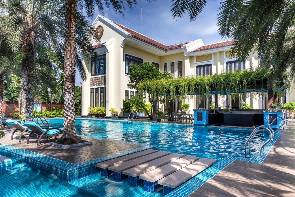 Không gian bên ngoài thoáng mát,gần biển và có hồ bơi tại Koi Resort & Spa Hoi An