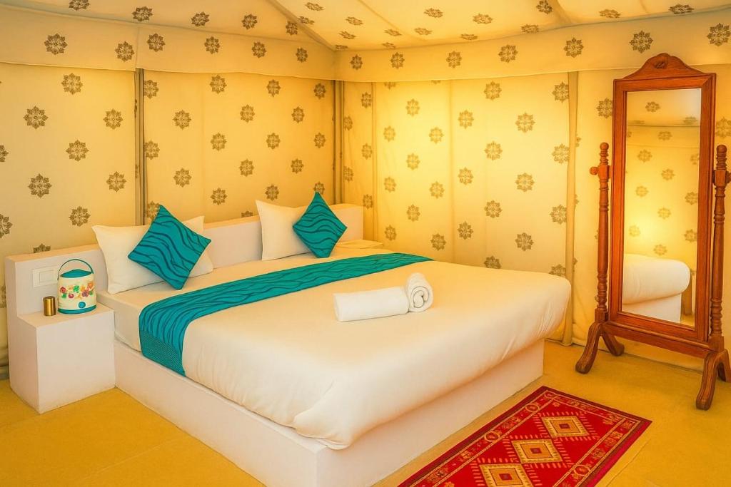 Postel nebo postele na pokoji v ubytování desert Galaxy Camp Jaisalmer