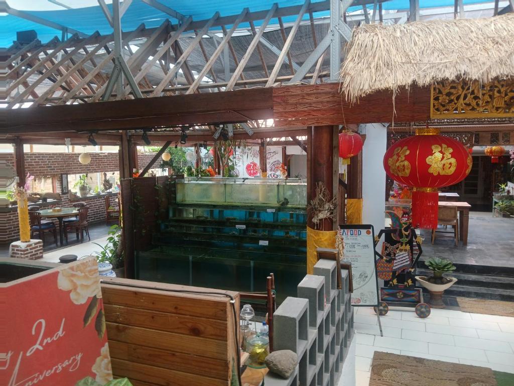 ein Restaurant mit einer Bar in einem Gebäude in der Unterkunft Villa Pool Private and Romantic In Kuta Bali in Kuta