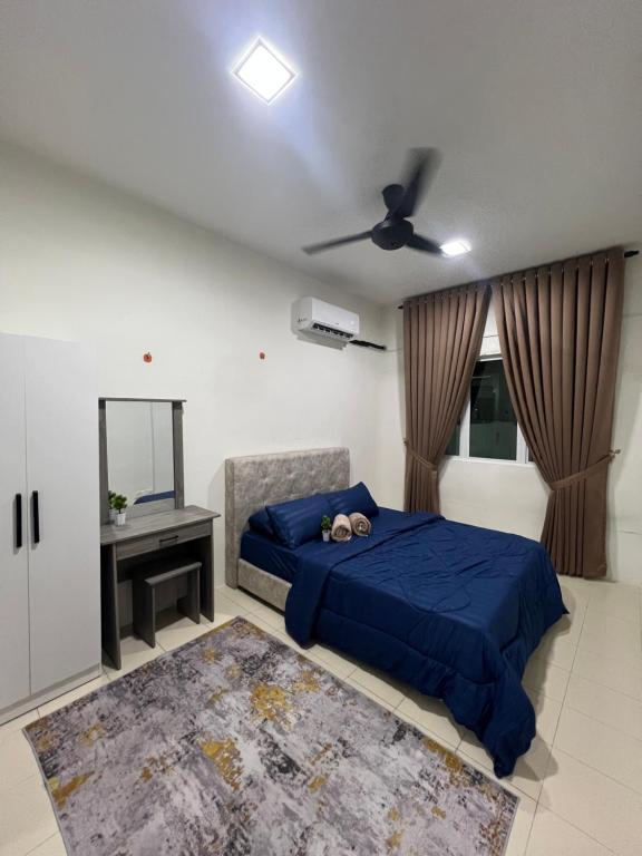 une chambre avec un lit et un ventilateur de plafond dans l'établissement Puteri Resident In Stay, à Sungai Petani