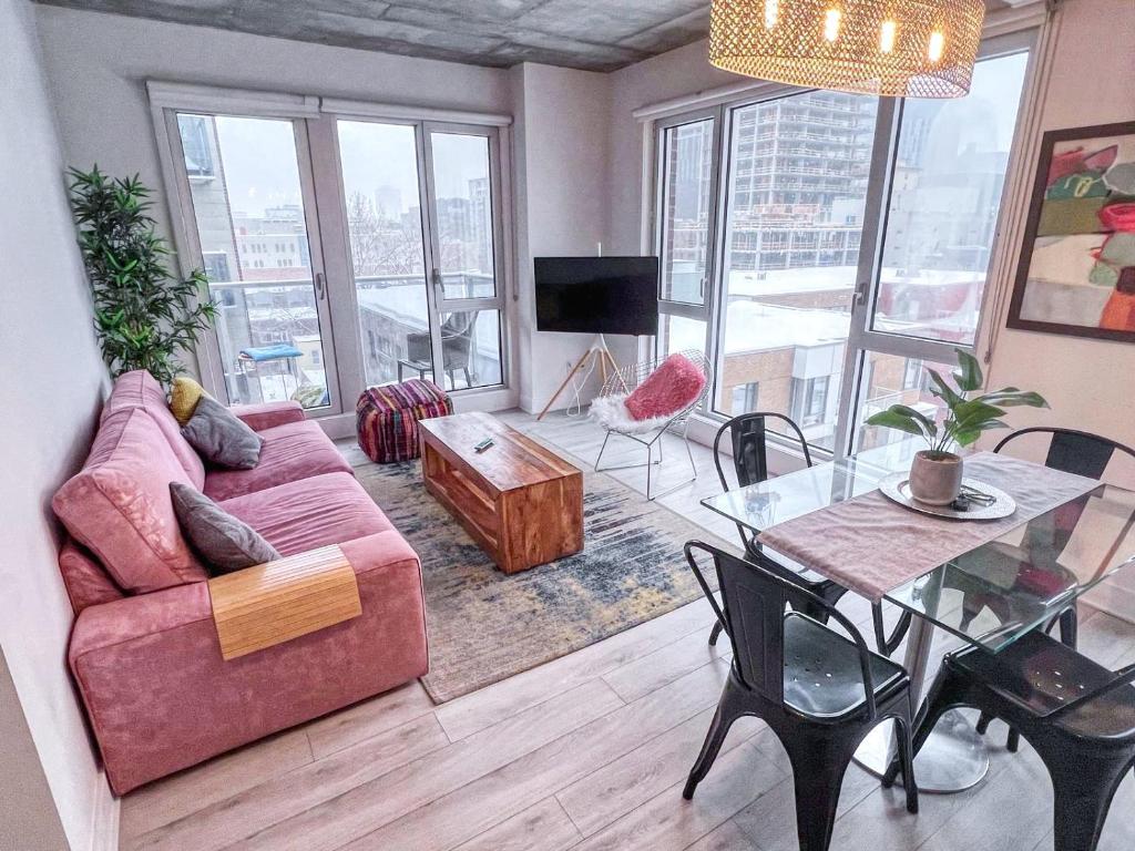 Una sala de estar con un sofá y una mesa de cristal. en Downtown Elite Residences, en Montreal