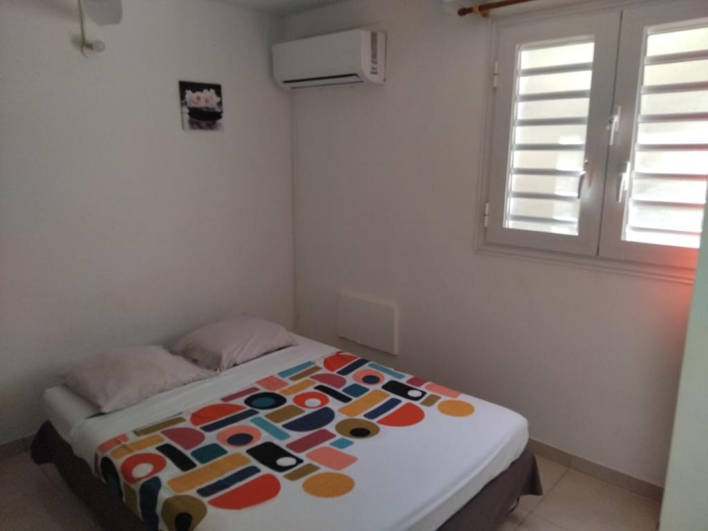 Ένα ή περισσότερα κρεβάτια σε δωμάτιο στο Abricotier à proximité des plages du sud