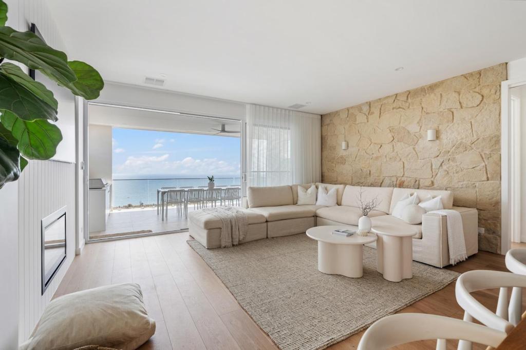 Χώρος καθιστικού στο Okeanos Moana Private luxury seafront oasis with pool