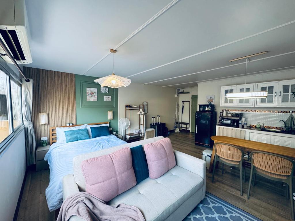 Un dormitorio con una cama y una mesa y una cocina. en IMPACT challenger ห้องพักรายวัน เมืองทองธานี ตึก C9, P2, P1 每日房, en Nonthaburi