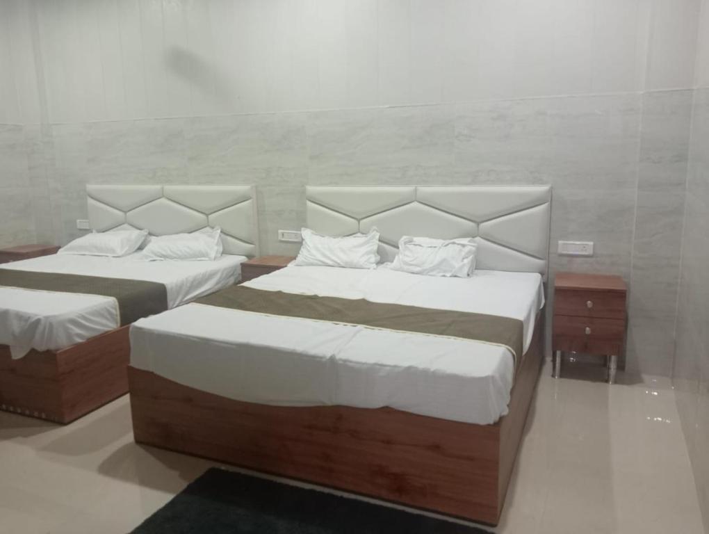 ChhatikaraSri Murli Manohar Dham的两张床位 - 带两张西德西德床