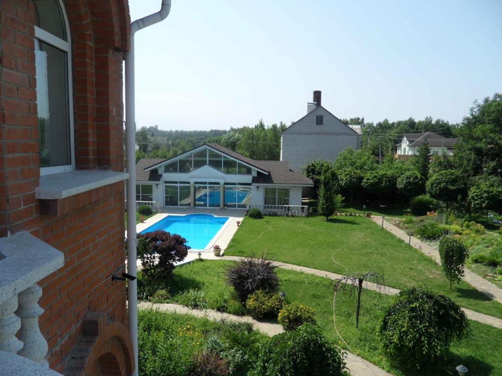 A garden outside Hause with swimming pool