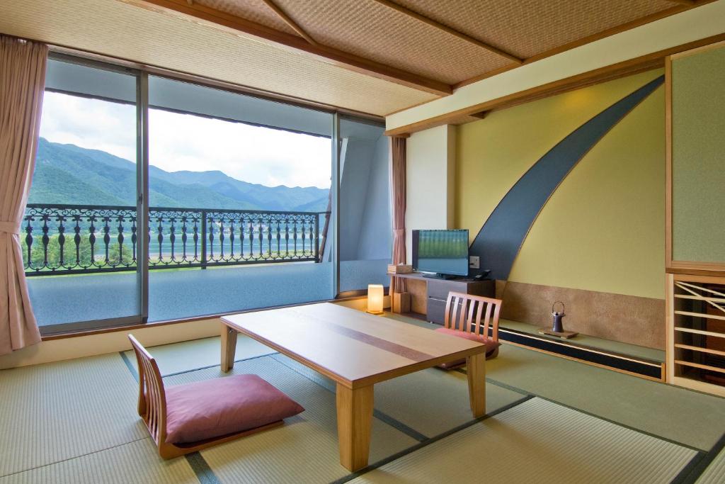 - un hall d'accueil avec un grand tapis bleu dans l'établissement Lakeland Hotel Mizunosato, à Fujikawaguchiko