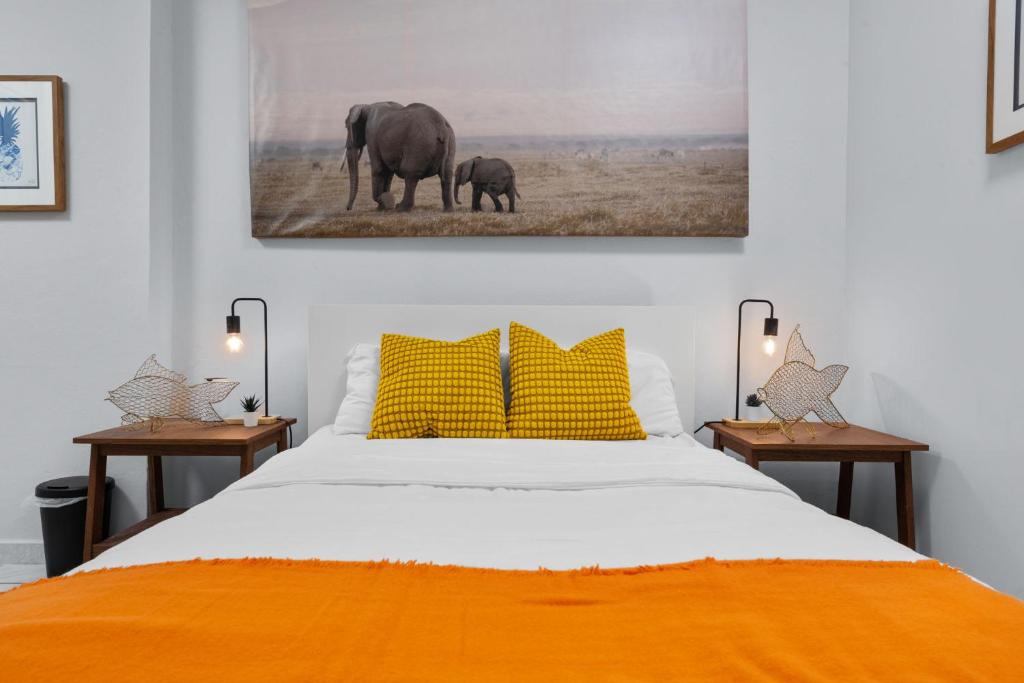 Un dormitorio con una cama grande y un elefante bebé. en Ocean Park Studio Steps to beach Keyless entry, en San Juan