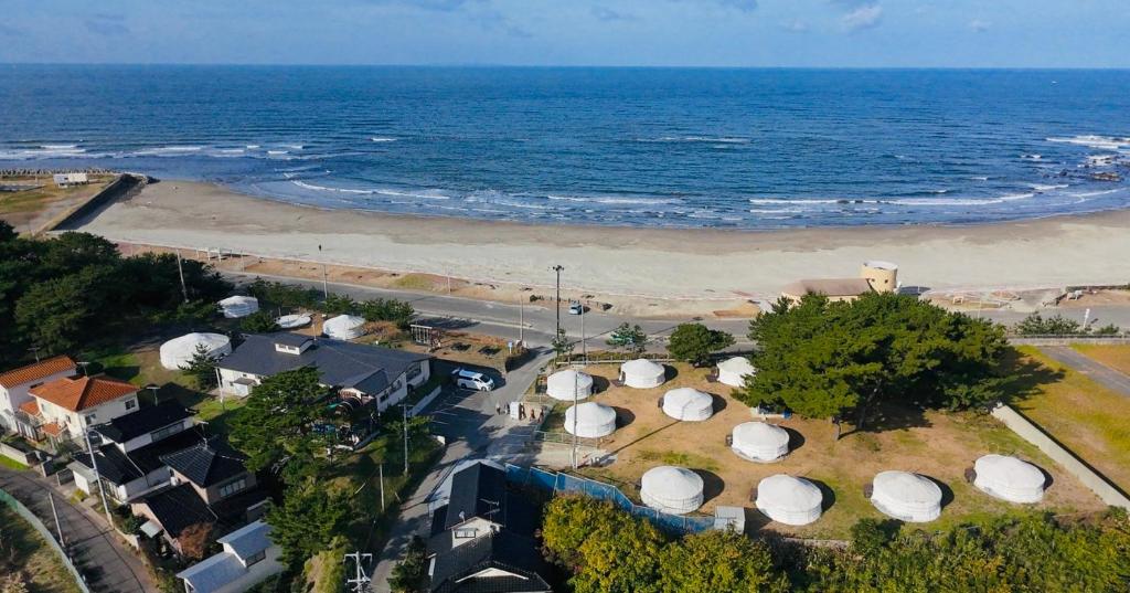 NikahoにあるKisakatamonngoruvirejjiのドームとビーチのあるビーチの俯瞰図